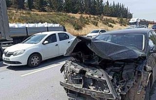 Otomobil refüje çarptı, sürücü yaralandı