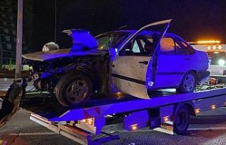 Otomobil yol kenarındaki bariyerlere çarptı: 1...