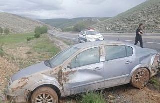 Otomobil yoldan çıktı: 1’i çocuk 3 yaralı