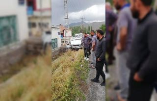 Otomobil yoldan çıktı: 2 Yaralı