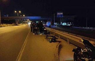 Otomobile arkadan çarpan motosikletin sürücüsü...