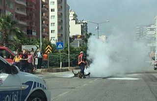 Otomobile çarpan motosiklet alev alev yandı