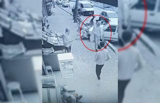 Otomobilin altında kalmaktan saniyelerle kurtuldu,...