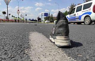 Otomobilin çarptığı anne ve oğlu 50 metre ileriye...