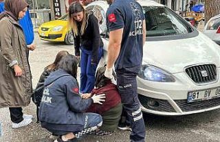 Otomobilin çarptığı yayaya ilk müdahale olay...