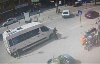 Otomobilin yayaya çarpma anları kameraya yansıdı