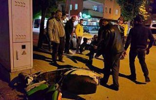 Otomobille çarpışan elektrikli bisiklet sürücüsü...