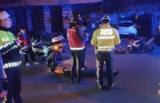 Otomobille çarpışan motosikletli kurye yaralandı