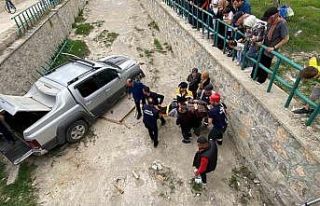 Otomobille çarpışan pikap dereye düştü, faciadan...