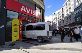 Otomobille minibüs çarpıştı: 7 yaralı