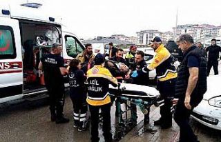 Otomobiller çarpıştı: 2 yaralı