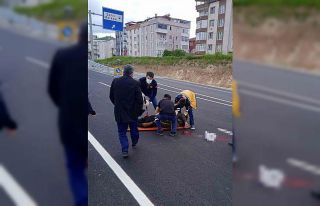 Otoyolun karşısına geçmeye çalışan yayaya otomobil...