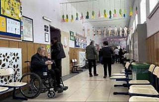 Oy kullanmak için sıraya giren 91 yaşındaki seçmen...