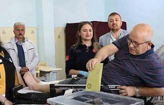 Oy kullanmaya ambulans ile gitti