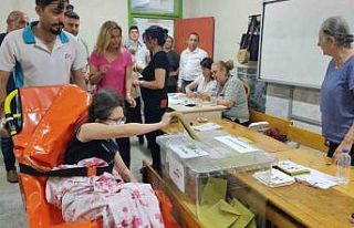 Oy kullanmaya ambulansla geldi