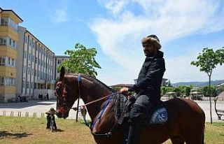 Oy kullanmaya atıyla geldi