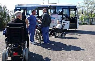 Oy kullanmaya "engelsiz taksi" ile gittiler