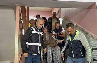 Oy kullanmaya gelen parkinson hastasına polisler...