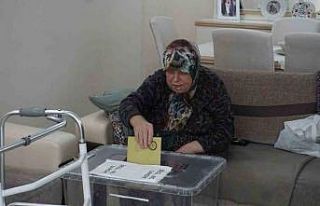 Oy kullanmaya gidemeyen seçmene ’seyyar sandık’...