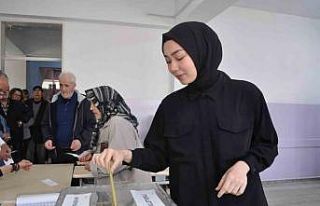 Oy kullanmaya giden vatandaşlar sandık başlarında...