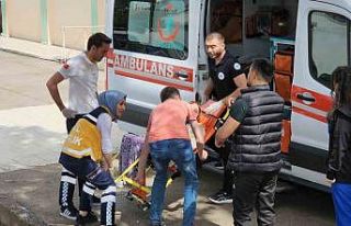 Oy kullanmaya sağlık görevlisinin sırtında gitti