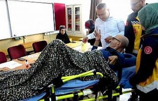 Oy kullanmaya sedye ile getirildi