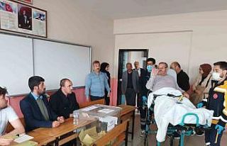 Oy kullanmaya sedyeyle gitti