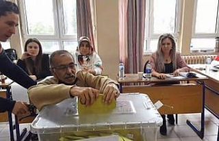 Oy vermeye tekerlekli sandalyelerle geldiler