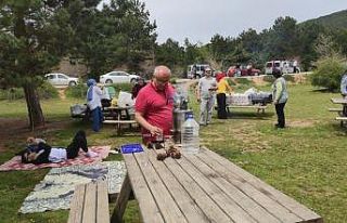 Oylarını kullanan vatandaşlar Spil’e pikniğe...