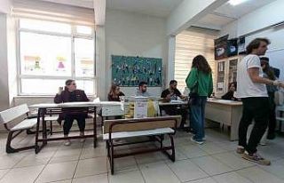 Oyuncular Berrak Tüzünataç ve Serenay Sarıkaya...