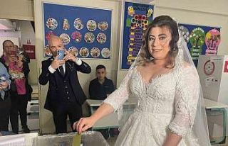 (Özel) Gelinliğiyle oy kullanmaya gitti