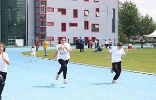 Özel sporcular pistte yarıştı