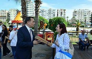 Özyiğit’ten annelere lavanta hediyesi