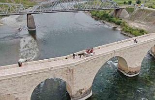 Palu’yu ziyaret edenler tarihi ilçeyi artık faytonla...