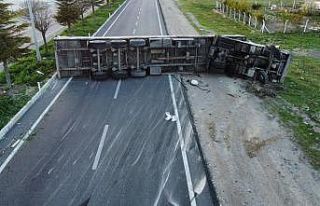 Panel yüklü tır devrildi, karayolunun bir yönü...