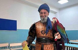 Papağanıyla oy kullanmaya gitti