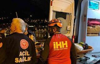 Paraşütle kayalıklara düşen turist 10 saat süren...