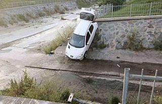 Park alanından çıkarken dere yatağına uçtu:...