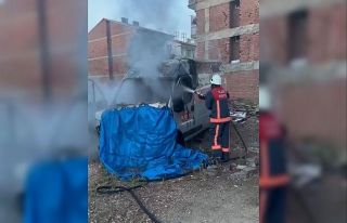 Park halindeki araç alev aldı