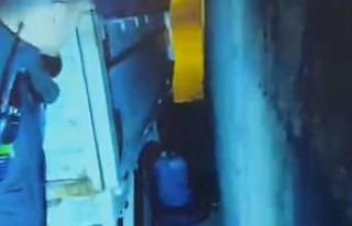 Park halindeki aracın yakıtını çalan şahıs...