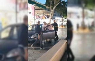 Park halindeki araçlara çarpan sürücüye meydan...