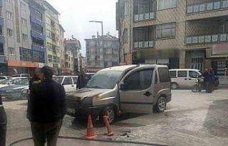 Park halindeki hafif ticari araçta yangın