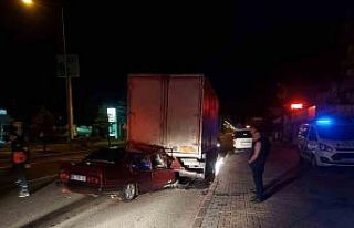 Park halindeki kamyona arkadan çarpan otomobil sürücüsü...