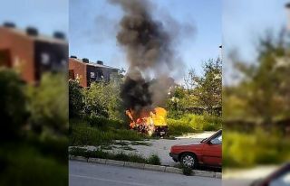 Park halindeki otomobil alev alev yandı