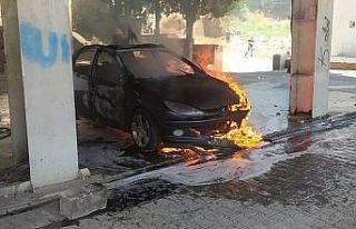 Park halindeki otomobil yandı
