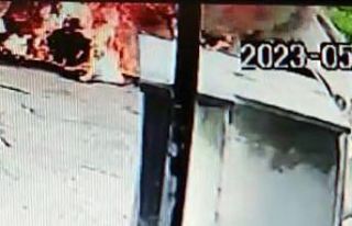 Park halindeki otomobilin alev alev yandığı anlar...