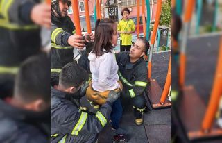 Parktaki salıncağa sıkışan çocuğu itfaiye kurtardı