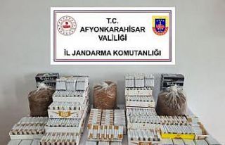 Pazarda kaçak tütün ve makaron satarken jandarmaya...