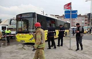 Pendik’te İETT otobüsüyle tır çarpıştı:...