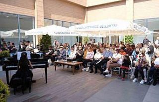 Piyano öğrencilerinden mezuniyet töreninde performans